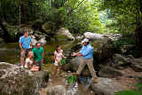 Touristen auf einem Ngadiku Dreamtime Walk von Tourism Queensland  c/o Global Spot